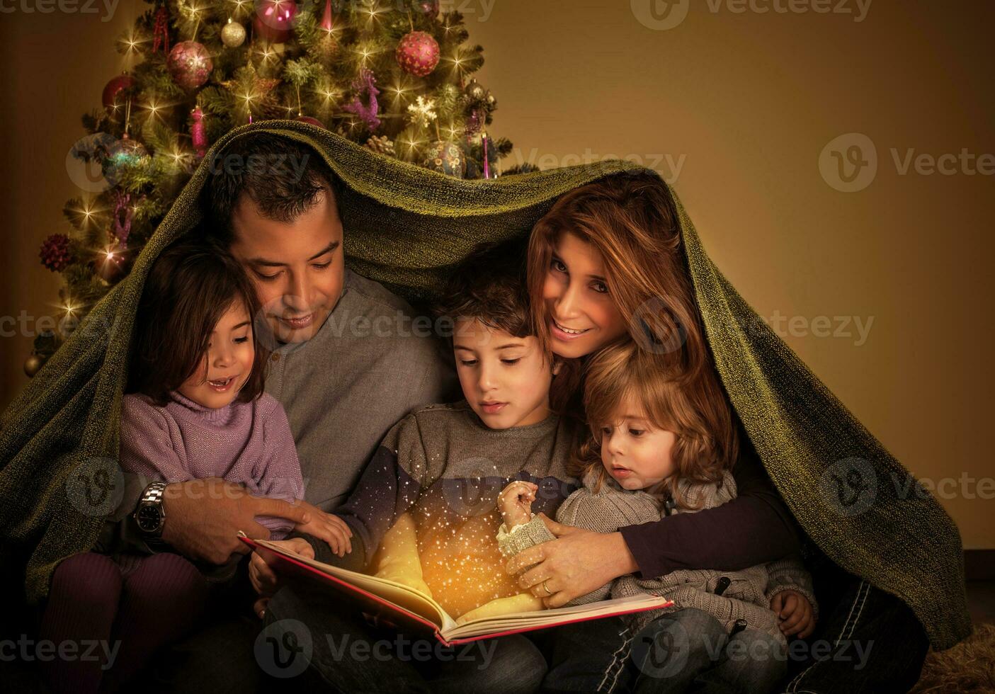 grande familia en Navidad víspera foto