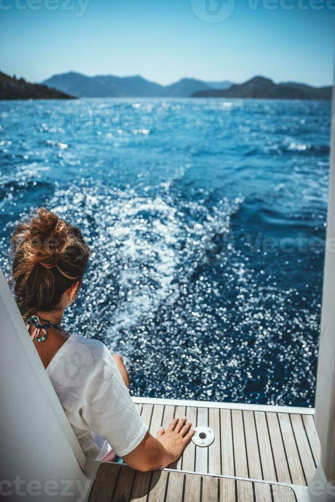 bonito niña disfrutando viaje en velero foto