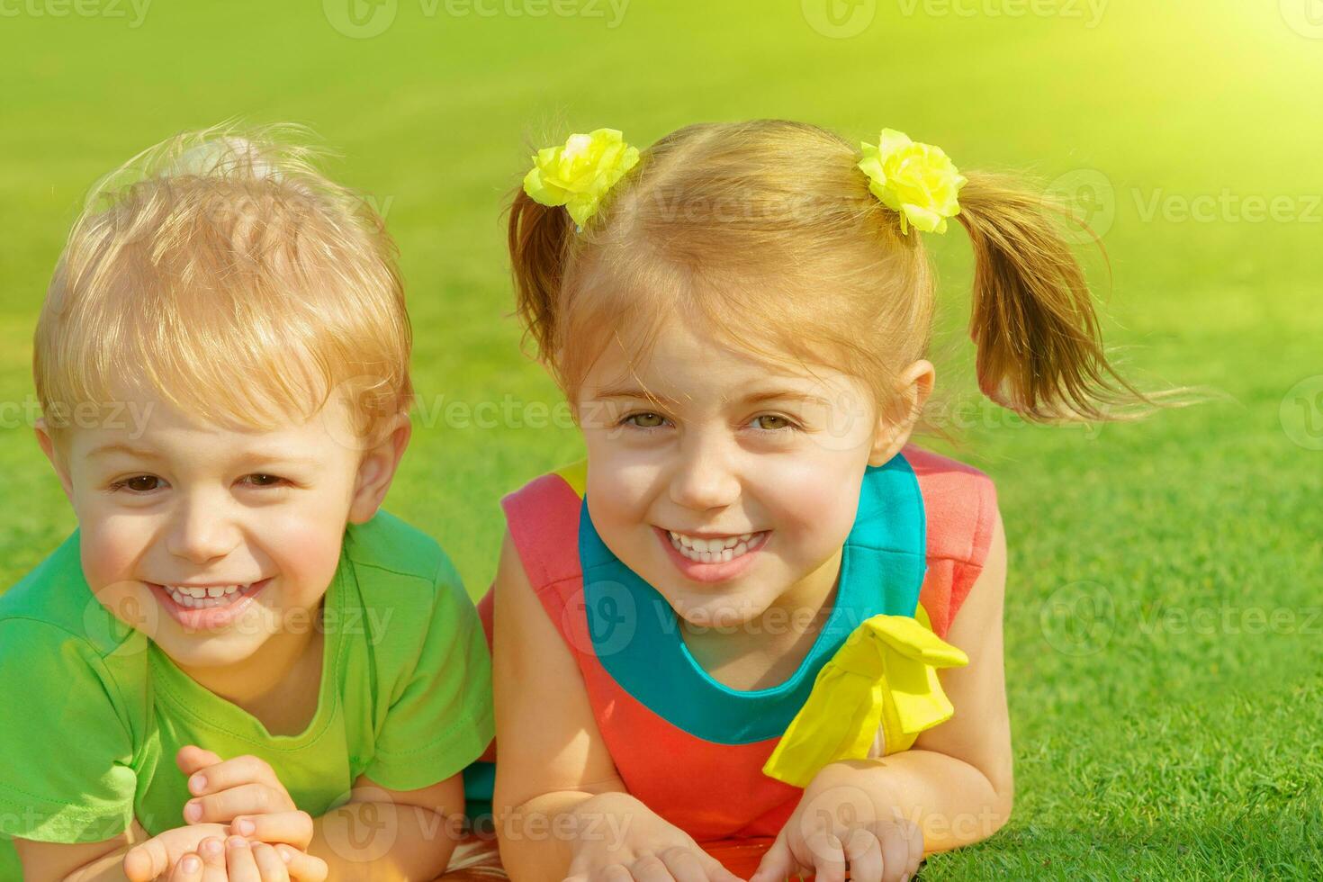 hermano y hermana en parque foto