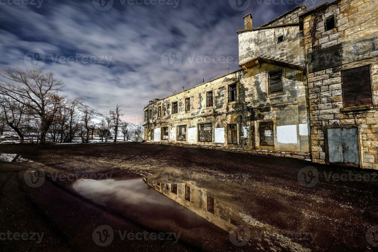 Old abandoned house photo