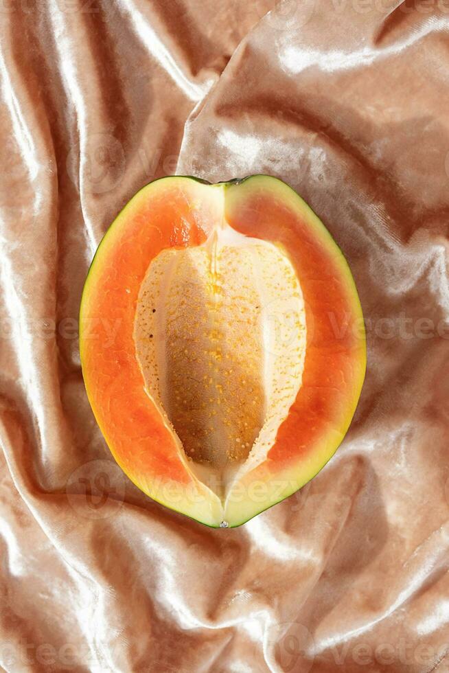medio cortar papaya. tropical fruta. foto