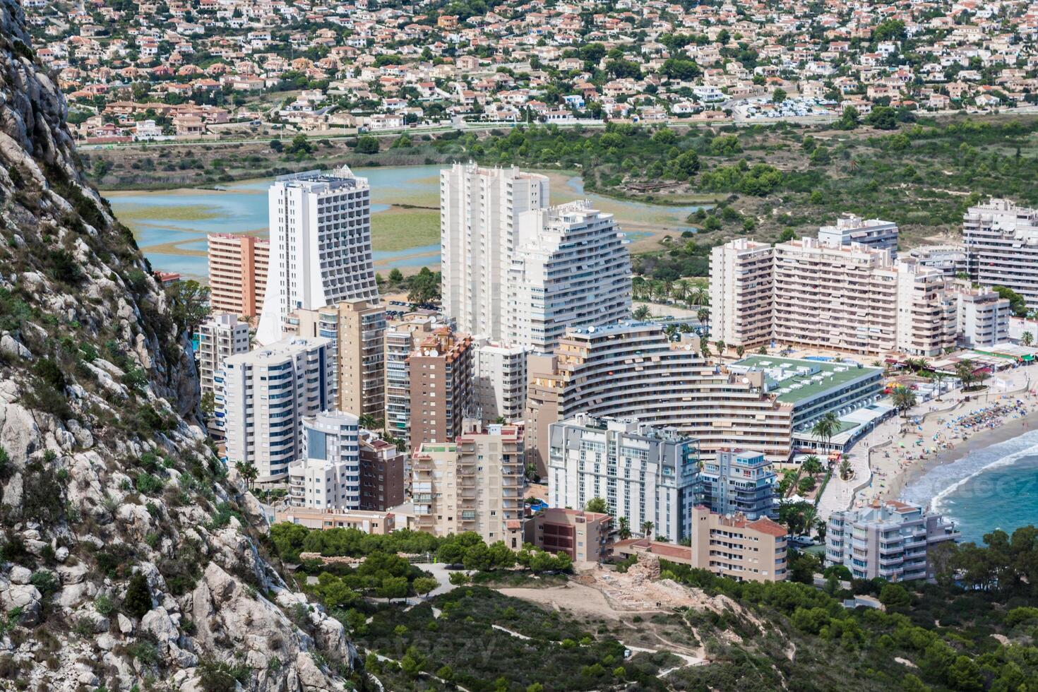 alto ángulo ver de el centro de deportes acuáticos en calpe, alicante, España foto