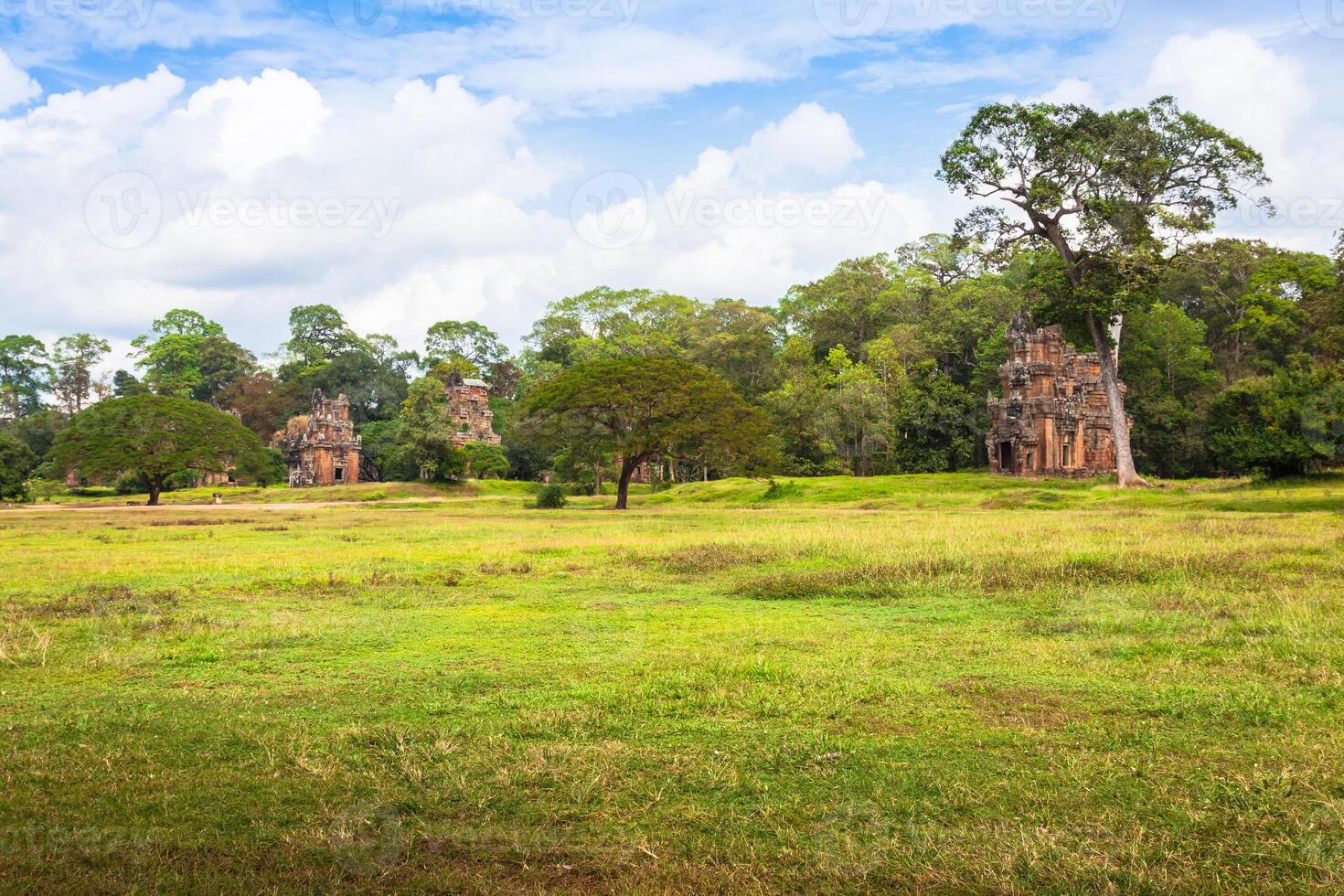 angkor thom jardines en frente el elefantes terraza dentro el angkor templos, Camboya foto