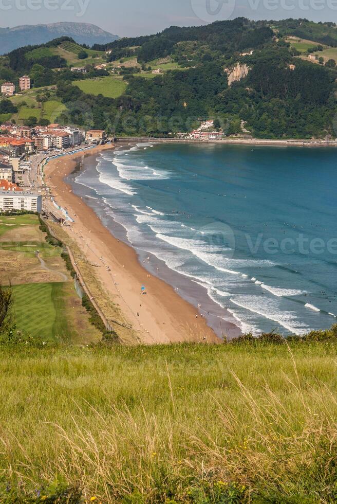 panorámico ver de zarautz con guetaria en el antecedentes en un brillante soleado verano día. foto