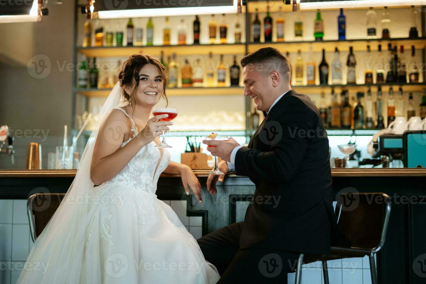 novia y novio dentro de un bar de cócteles foto