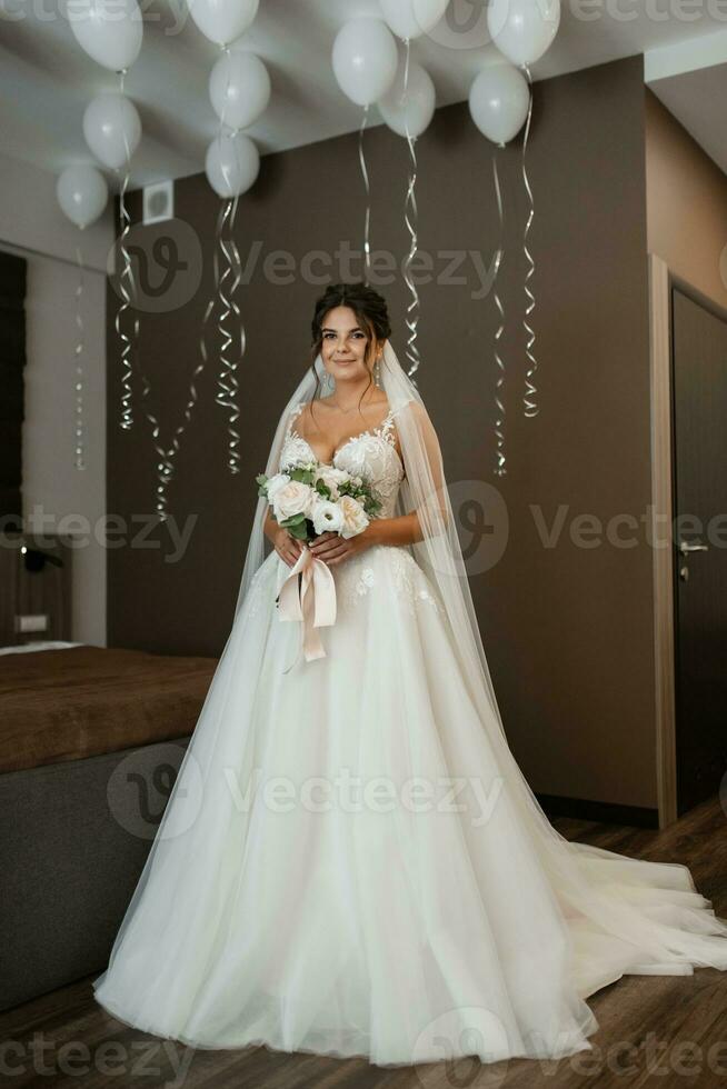 novia con un vestido blanco en el campo de entrenamiento foto