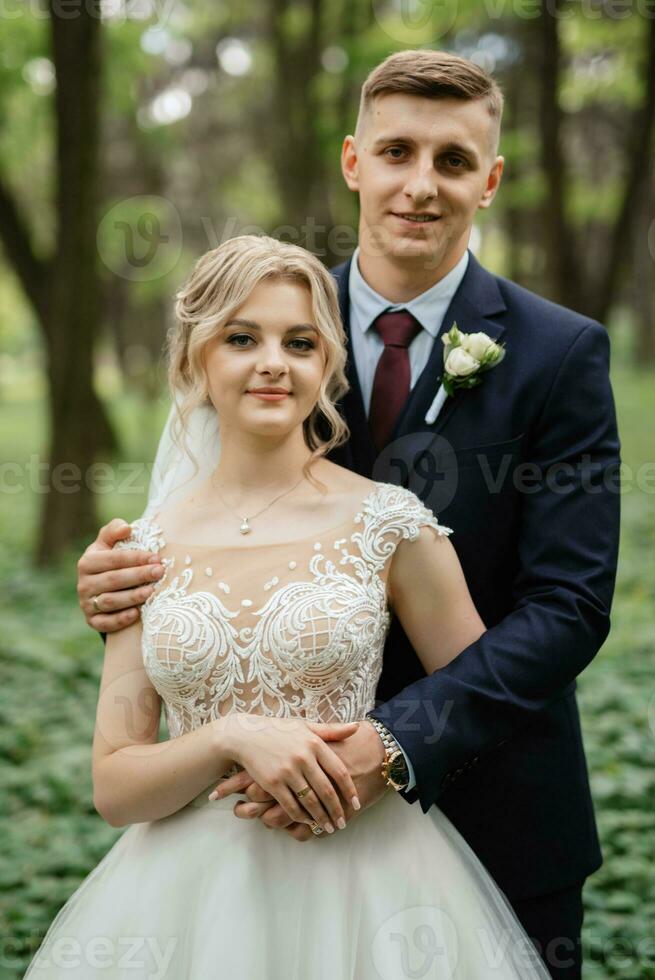 el novio y el novia son caminando en el bosque foto