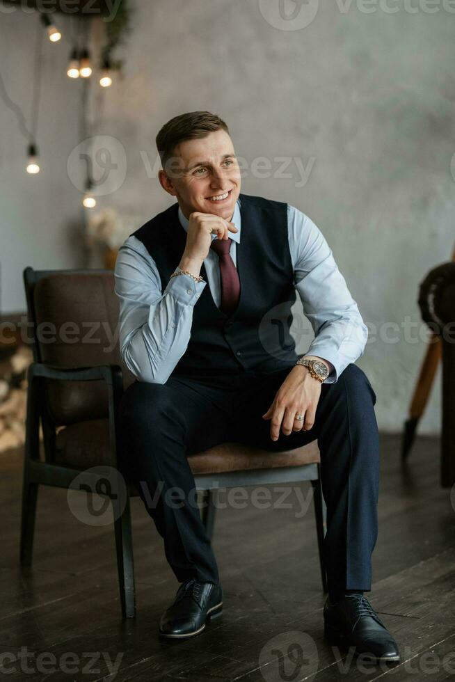 retrato de un alegre novio en un azul traje foto