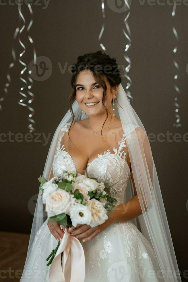 novia con un vestido blanco en el campo de entrenamiento foto