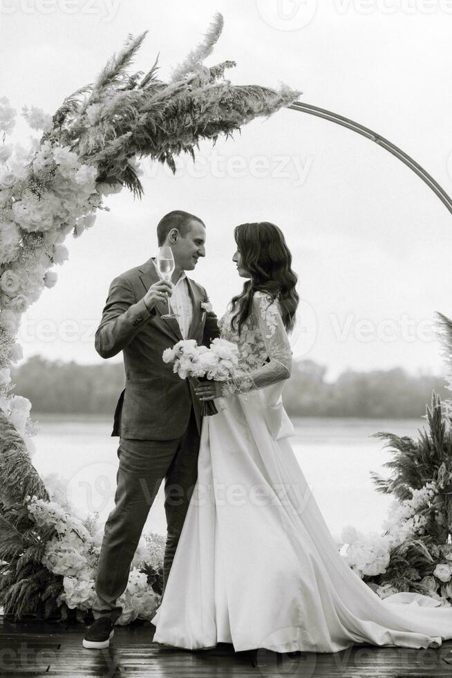 ceremonia de boda de los recién casados en el muelle foto