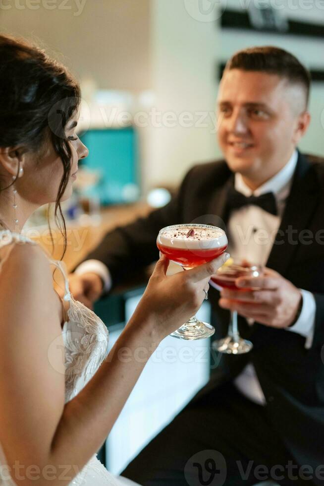 novia y novio dentro de un bar de cócteles foto