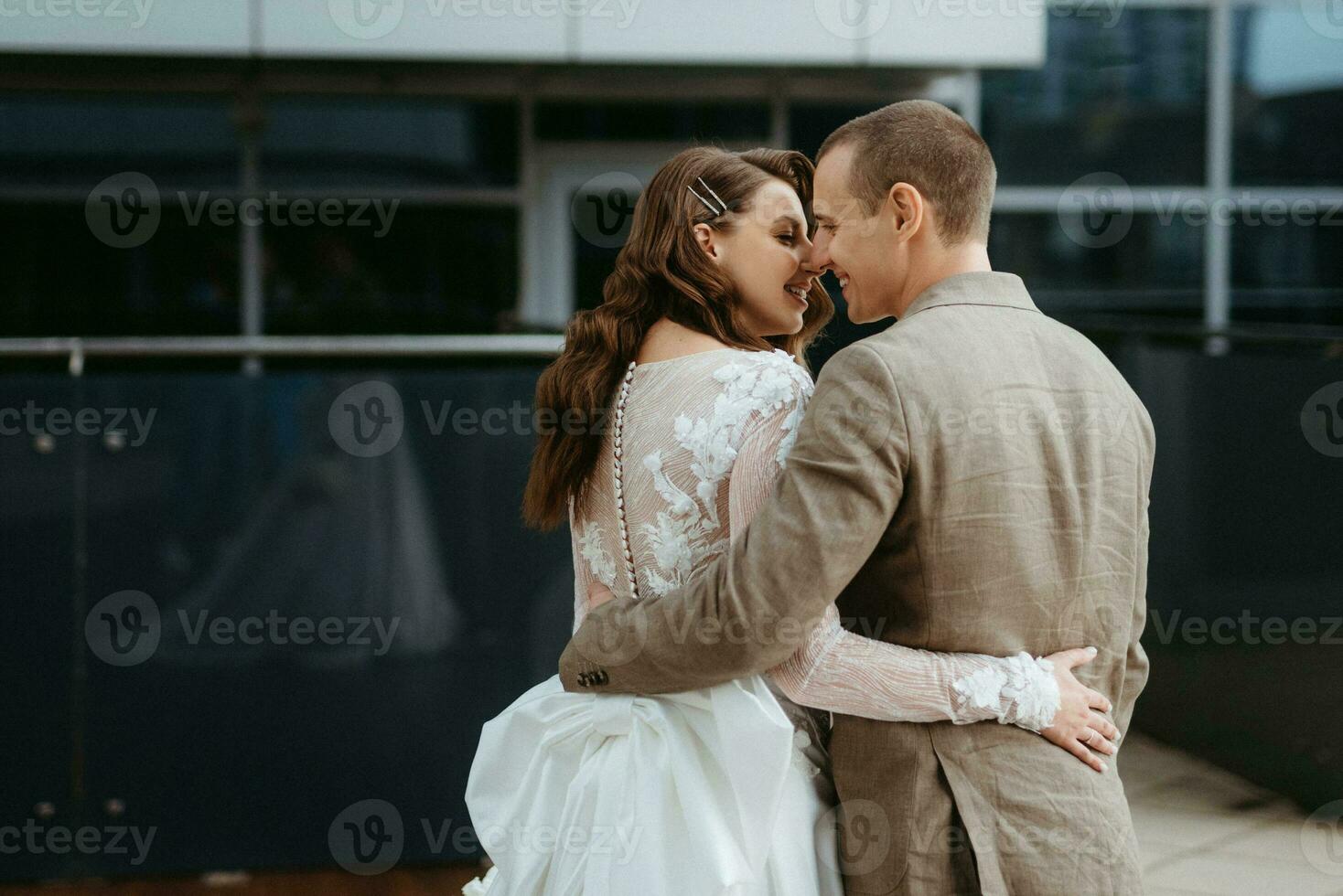 novia y novio primero reunión en el techo de rascacielos foto