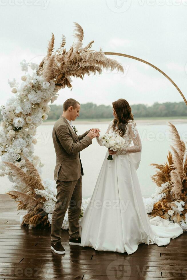 ceremonia de boda de los recién casados en el muelle foto