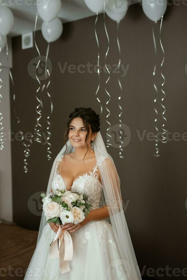 novia con un vestido blanco en el campo de entrenamiento foto