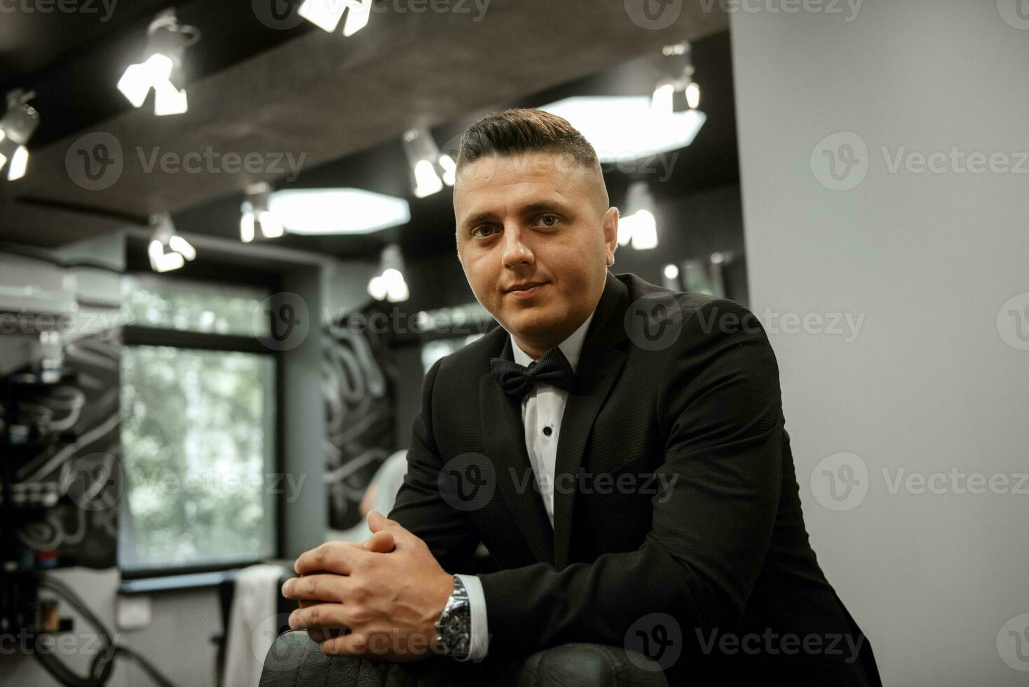 hombre barbudo cortándose la barba en la barbería foto