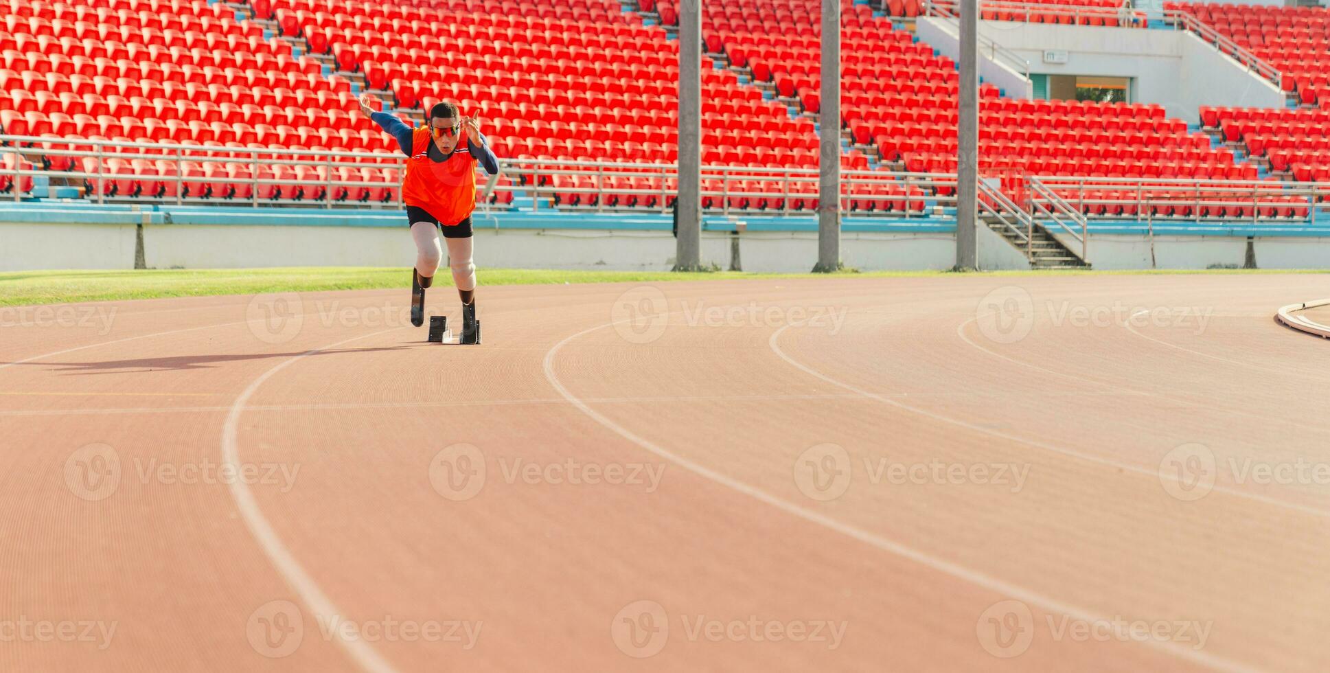 asiático para-atleta corredor protésico pierna en el pista solo fuera de en un estadio pista paralímpico corriendo concepto. foto