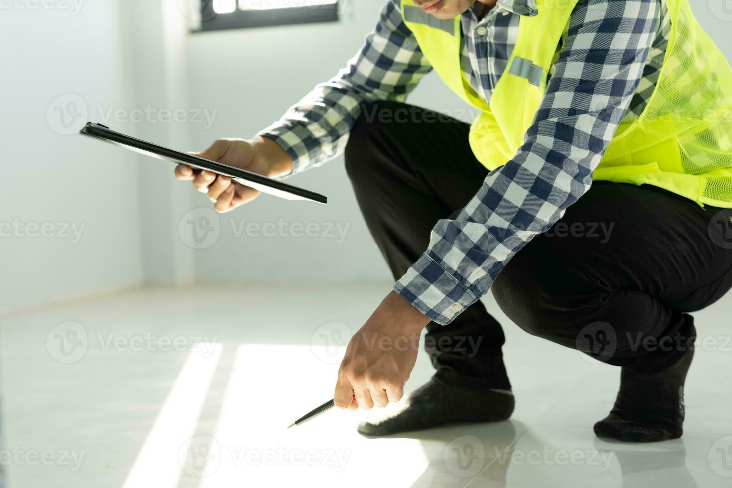 el inspector o ingeniero está inspeccionando la construcción y el aseguramiento de la calidad de la nueva casa usando una lista de verificación. ingenieros o arquitectos o contratistas trabajan para construir la casa antes de entregársela al propietario foto