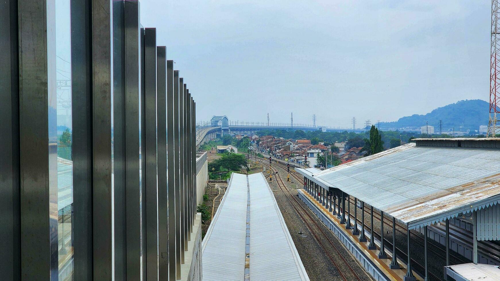 bandung, Indonesia. 26 diciembre 2023. un ver de un tren estación desde un edificio foto