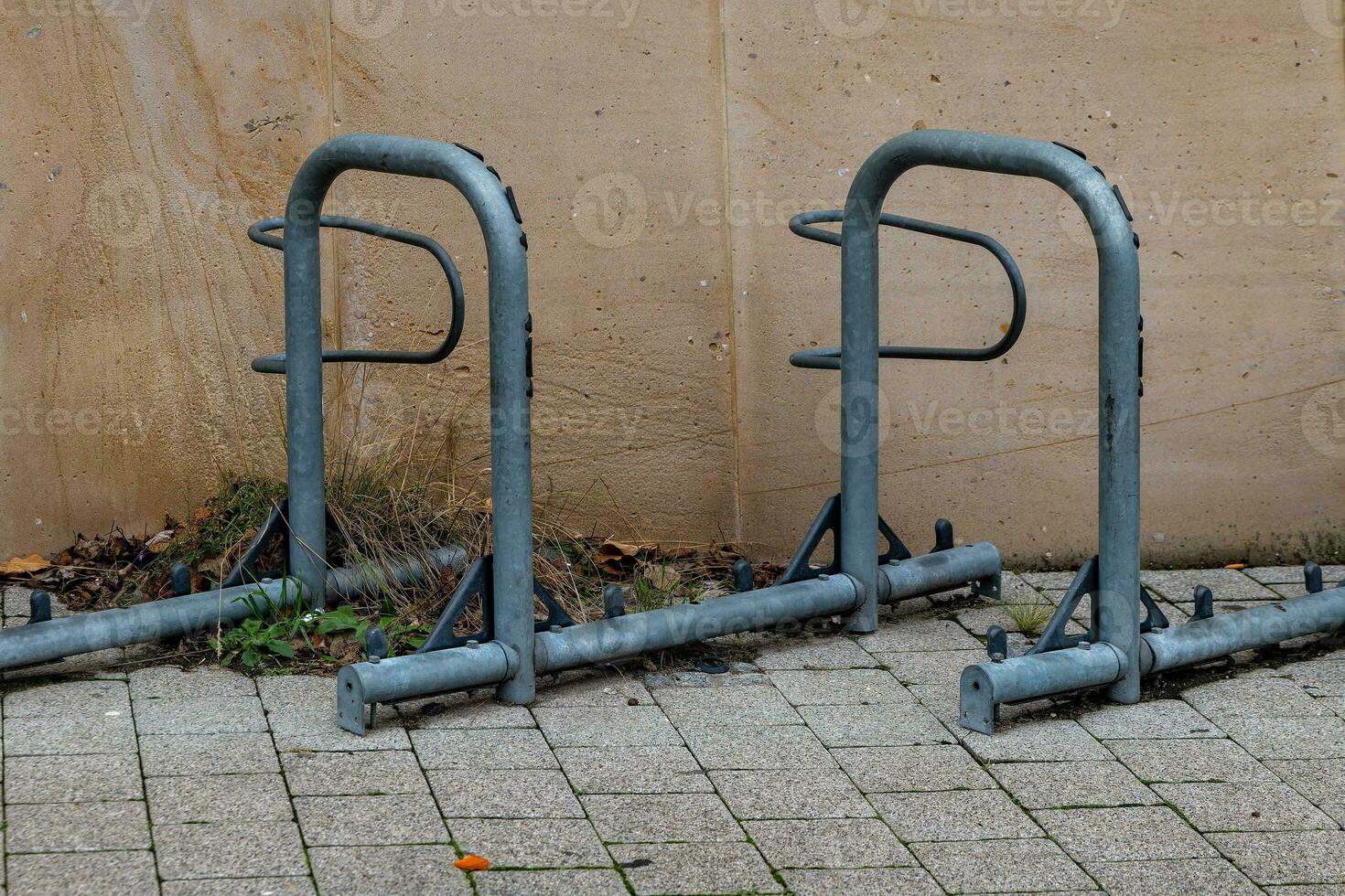 bicicleta bastidores en un ciudad foto