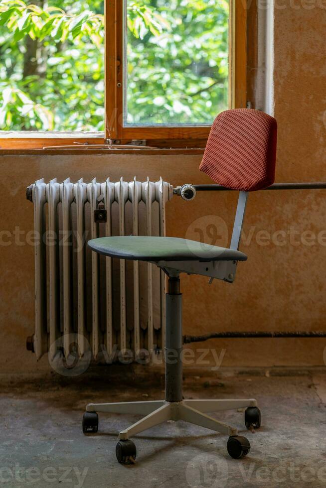 antiguo oficina silla en un abandonado fábrica foto