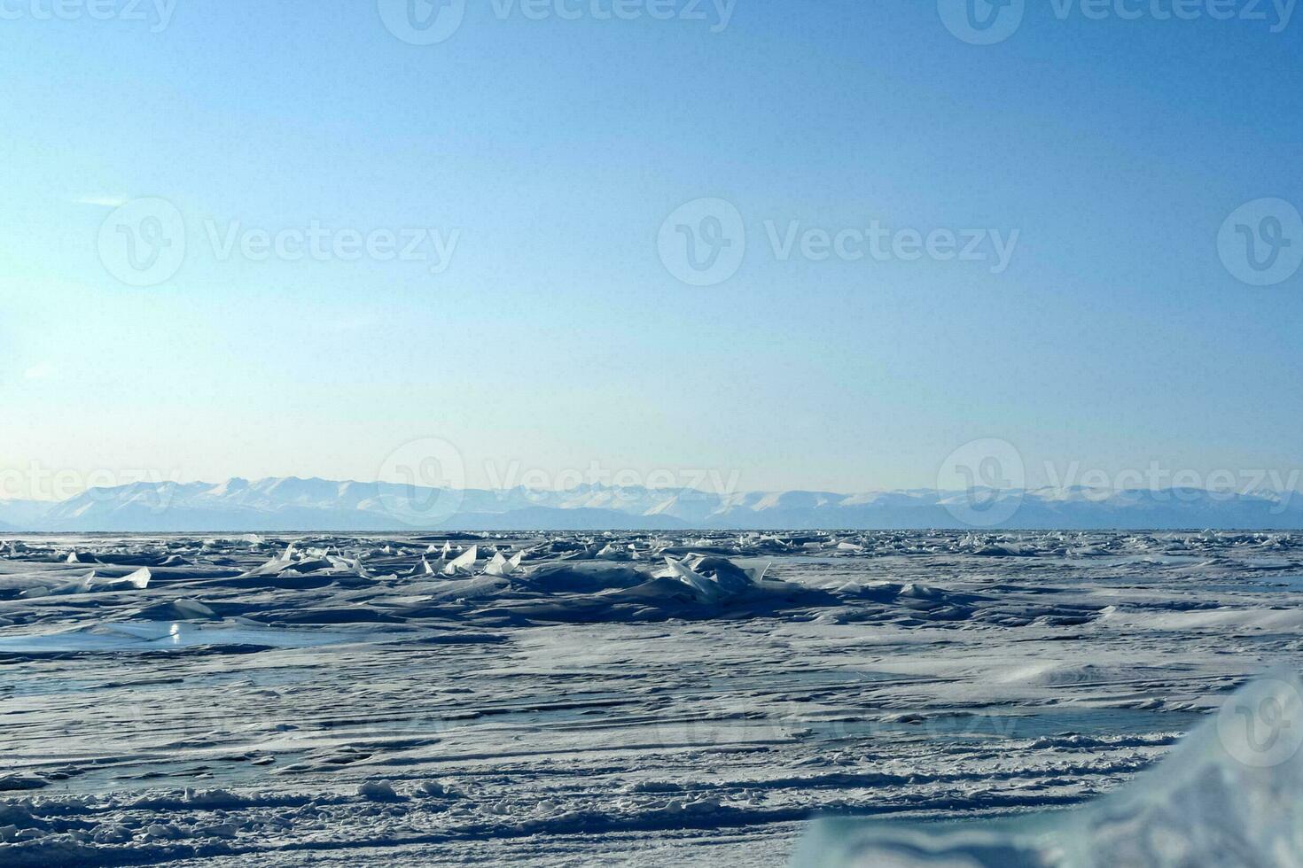 invierno paisaje de lago Baikal. hermosa montañas en el nieve foto