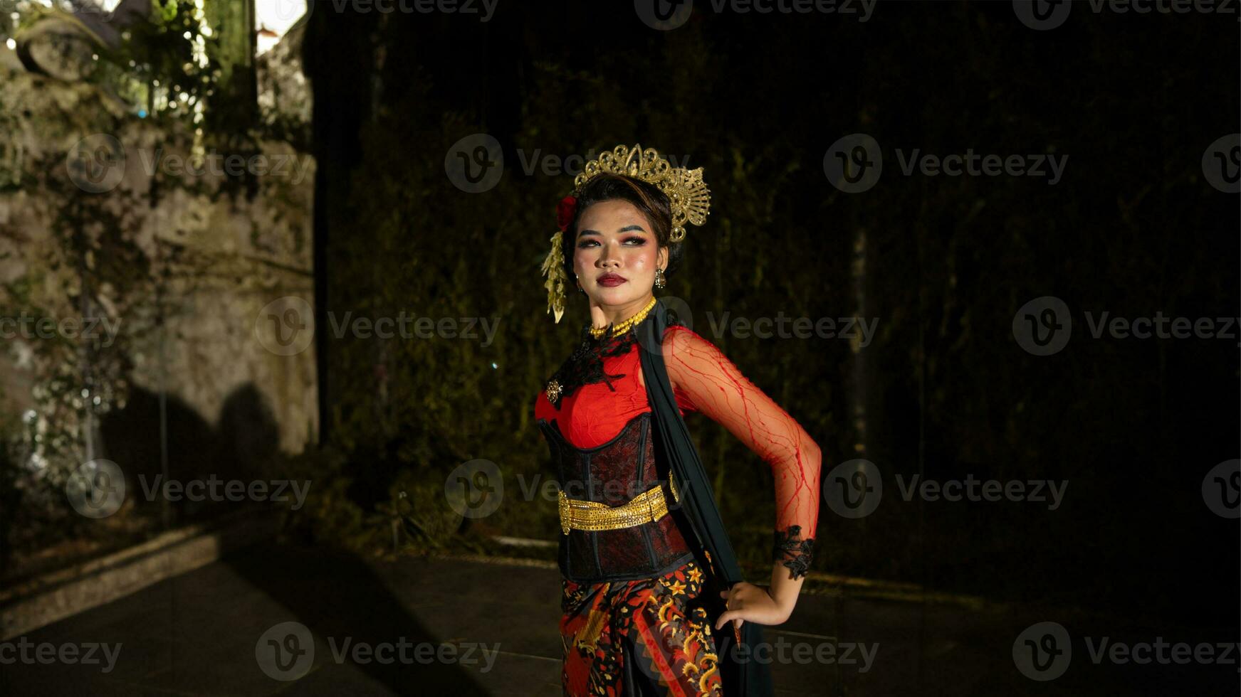 a Javanese dancer dressed in traditional red clothes enchanted the audience with her graceful movements that blended with the melody photo