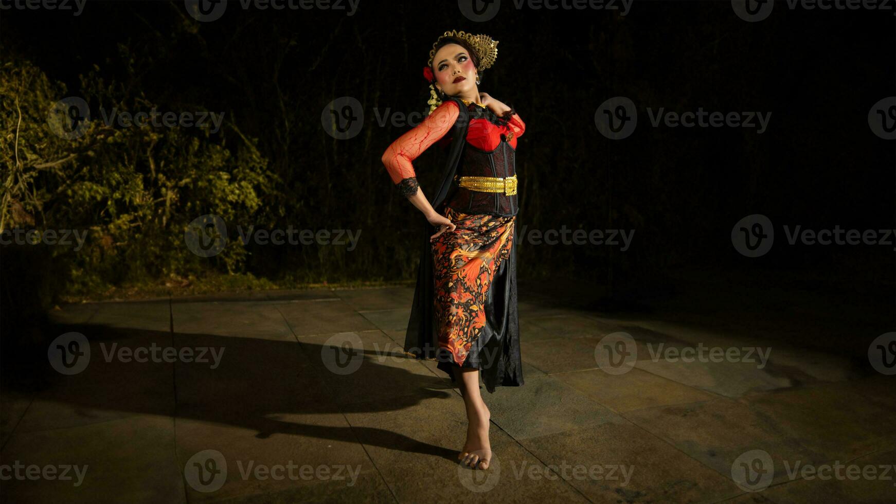 an Indonesian dancer wowed the audience with confident and proud moves on stage photo