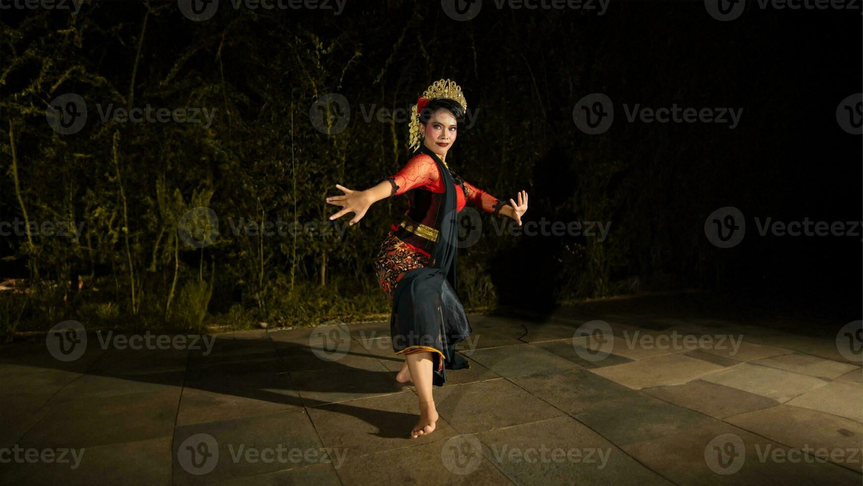 un balinés bailarín vistiendo un rojo vestir con artístico detalles ese añadir unicidad a su apariencia foto