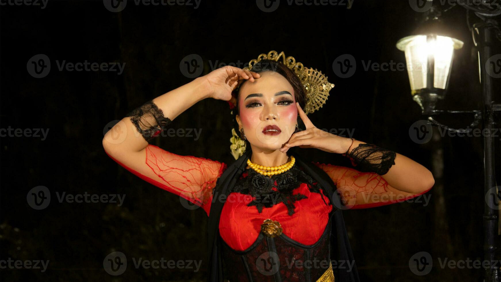 an Indonesian dancer wowed the audience with confident and proud moves on stage photo
