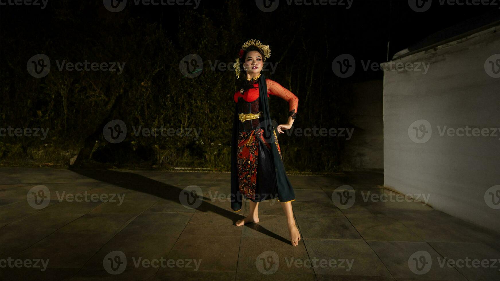 un indonesio bailarín mira lleno de entusiasmo y muestra su valor a moverse y danza foto