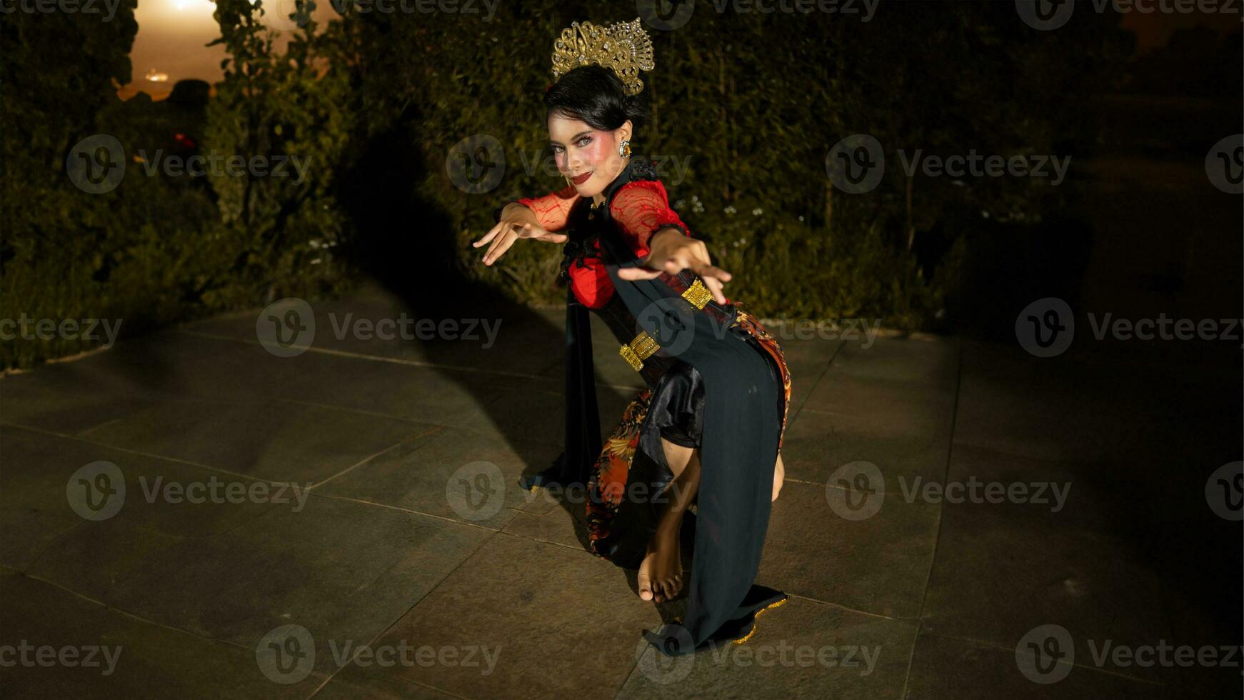 un balinés bailarín vistiendo un rojo vestir con artístico detalles ese añadir unicidad a su apariencia foto