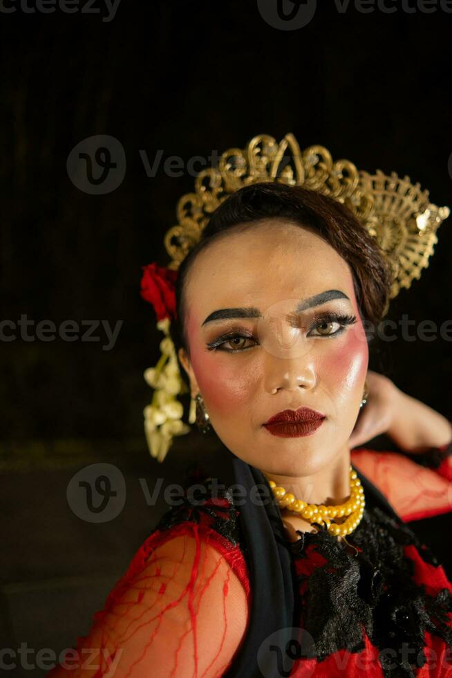 un asiático bailarín con deslumbrante maquillaje y cautivado el audiencia a noche foto