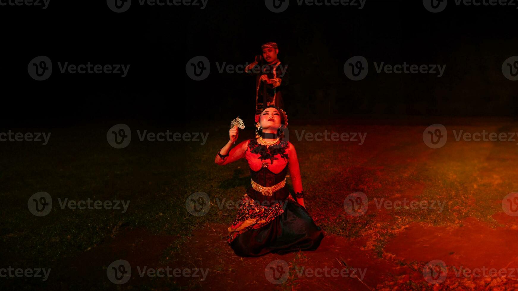 un hembra bailarín mira perdido y refleja el vacío y pérdida foto
