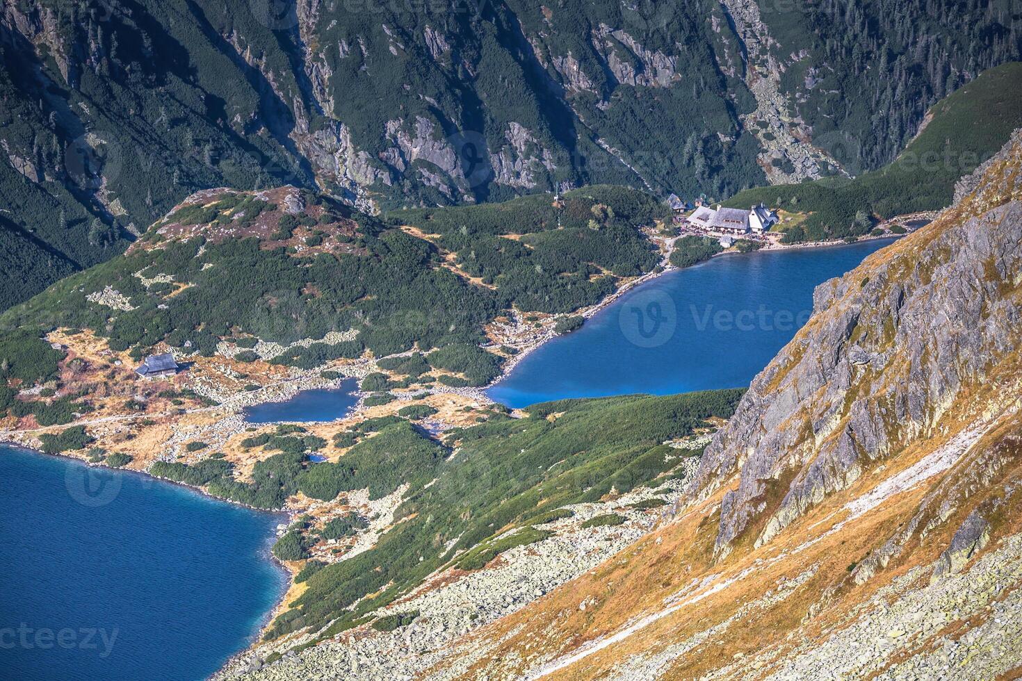 hermoso montaña lago en el verano, Valle de cinco lagos, Polonia, zakopane foto