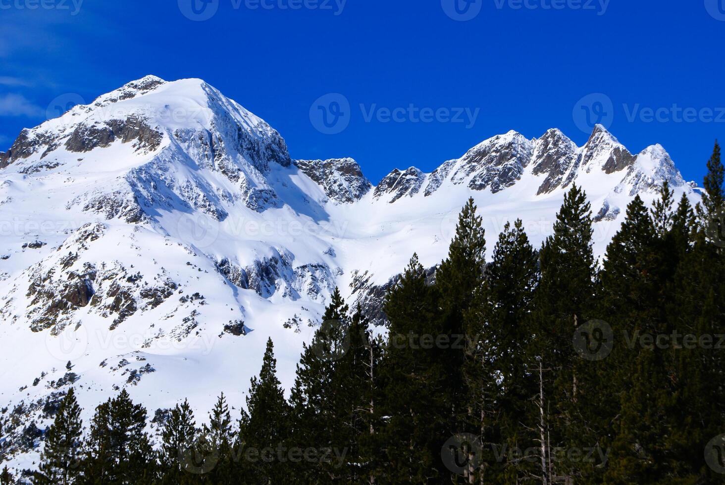 vista panorámica, lado sur, del macizo de maladeta en los pirineos foto