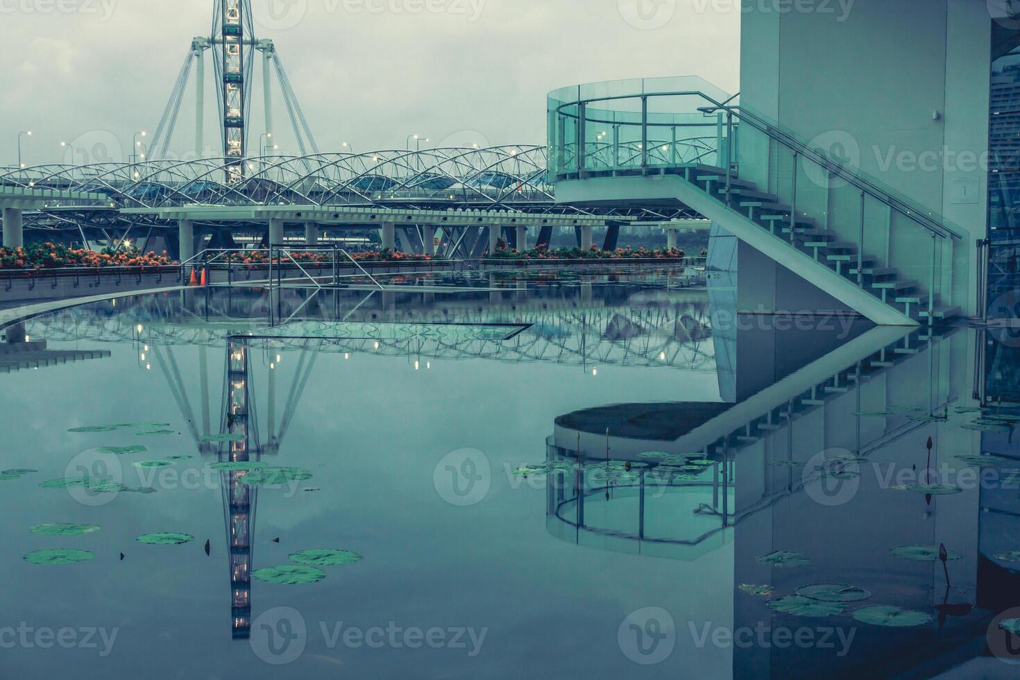 escalera por el agua con reflexión foto