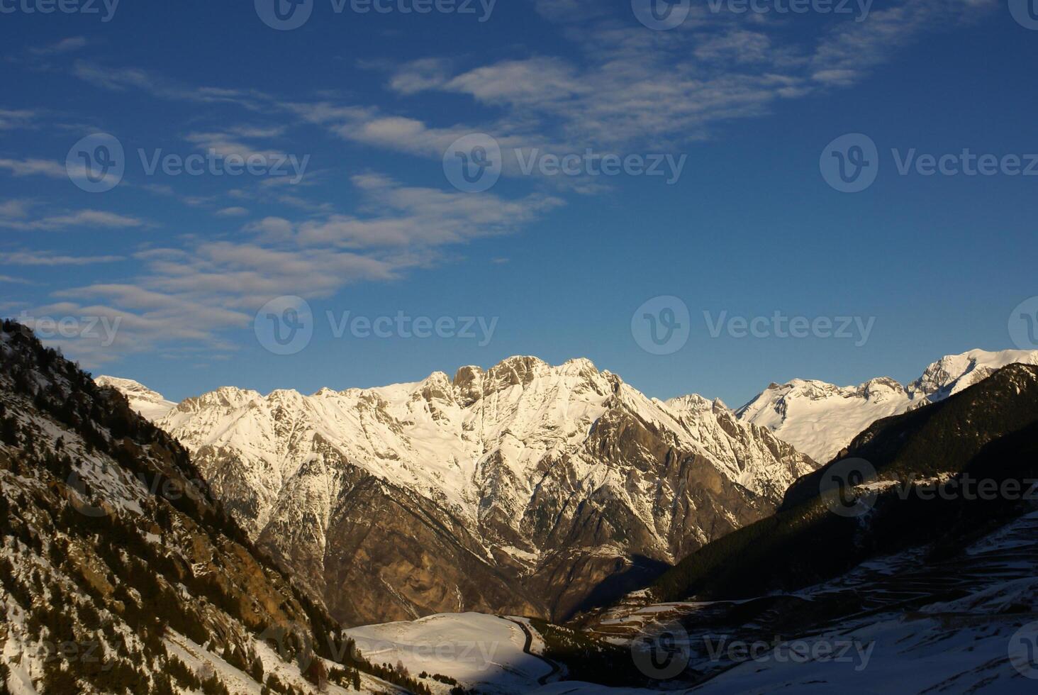 vista panorámica, lado sur, del macizo de maladeta en los pirineos foto