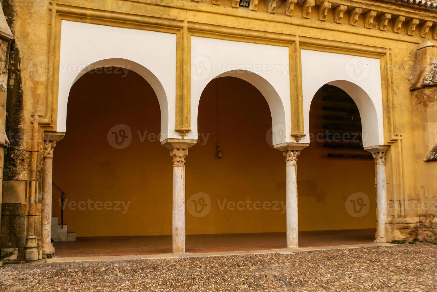 detalle de el decoración de uno de el muchos puertas ese lata ser encontró en el mezquita de córdoba - España foto