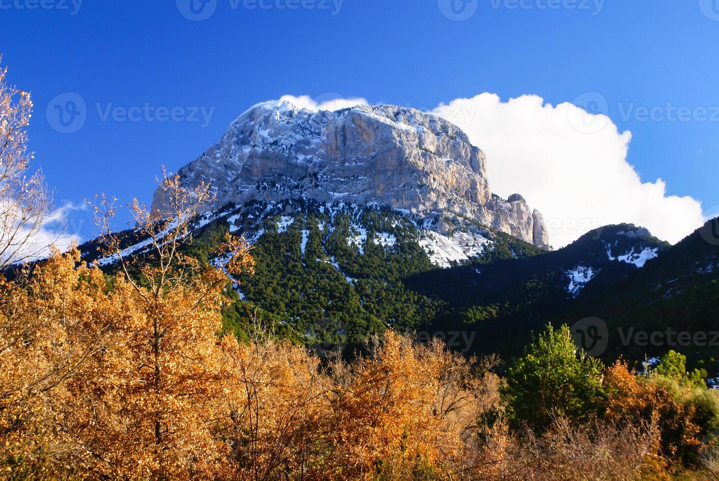 Montañas en el Parque Nacional de Ordesa, Pirineos, Huesca, Aragón, España foto