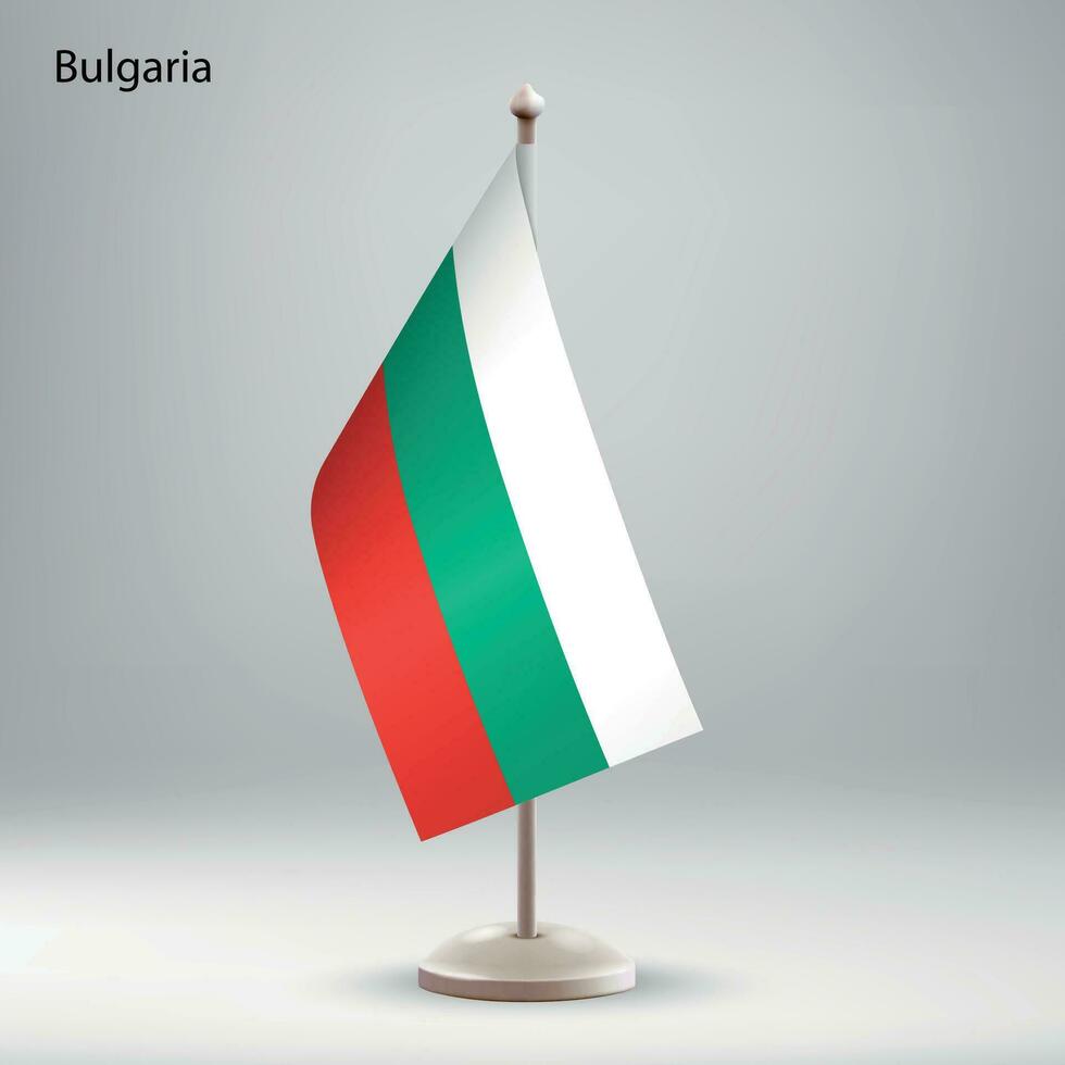 bandera de Bulgaria colgando en un bandera pararse. vector