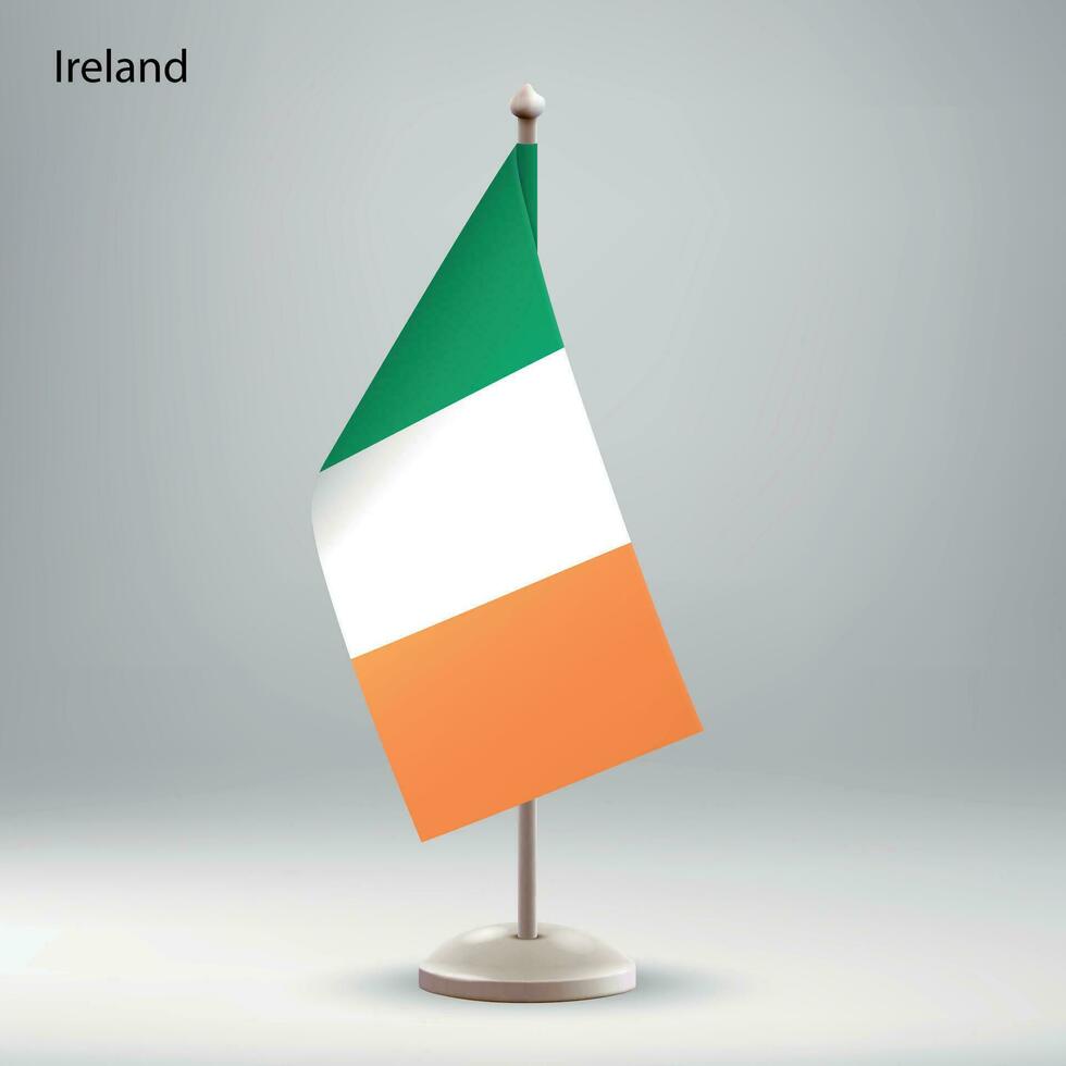 bandera de Irlanda colgando en un bandera pararse. vector