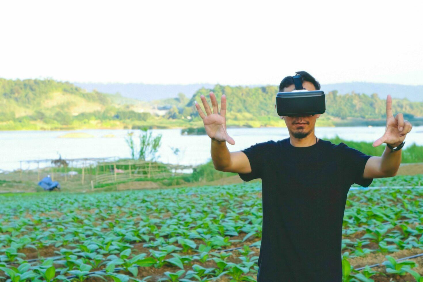 joven inteligente fama utilizar el vr máscara núcleo datos red realidad comprobación el calidad de tabaco hojas en un tabaco plantación en tailandia foto