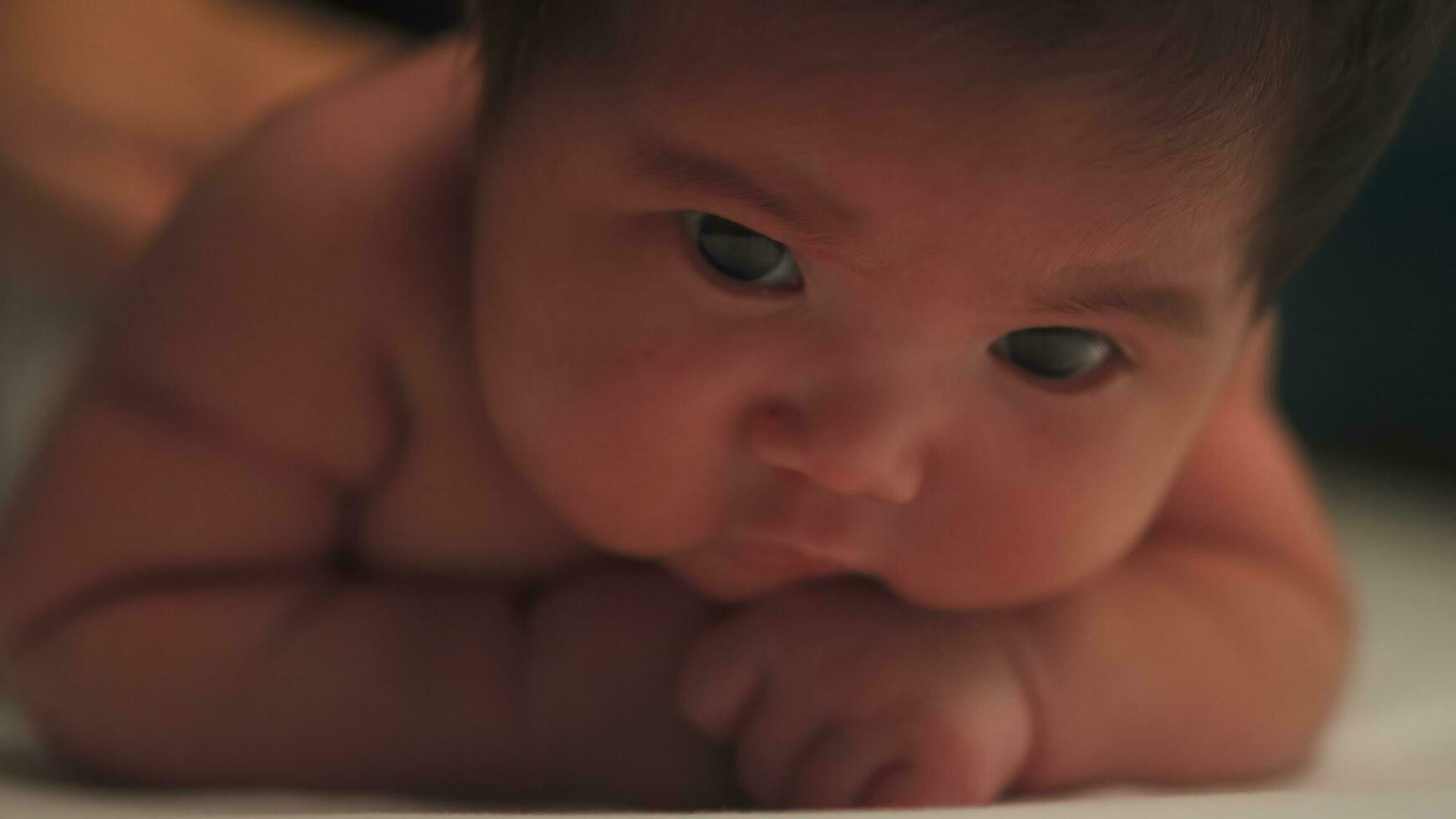 retrato de un gateando bebé, linda recién nacido bebé. foto