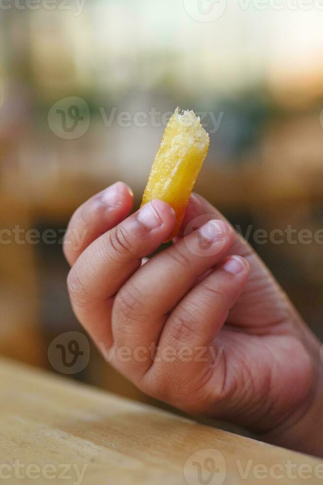 niño comiendo francés papas fritas cerca arriba foto