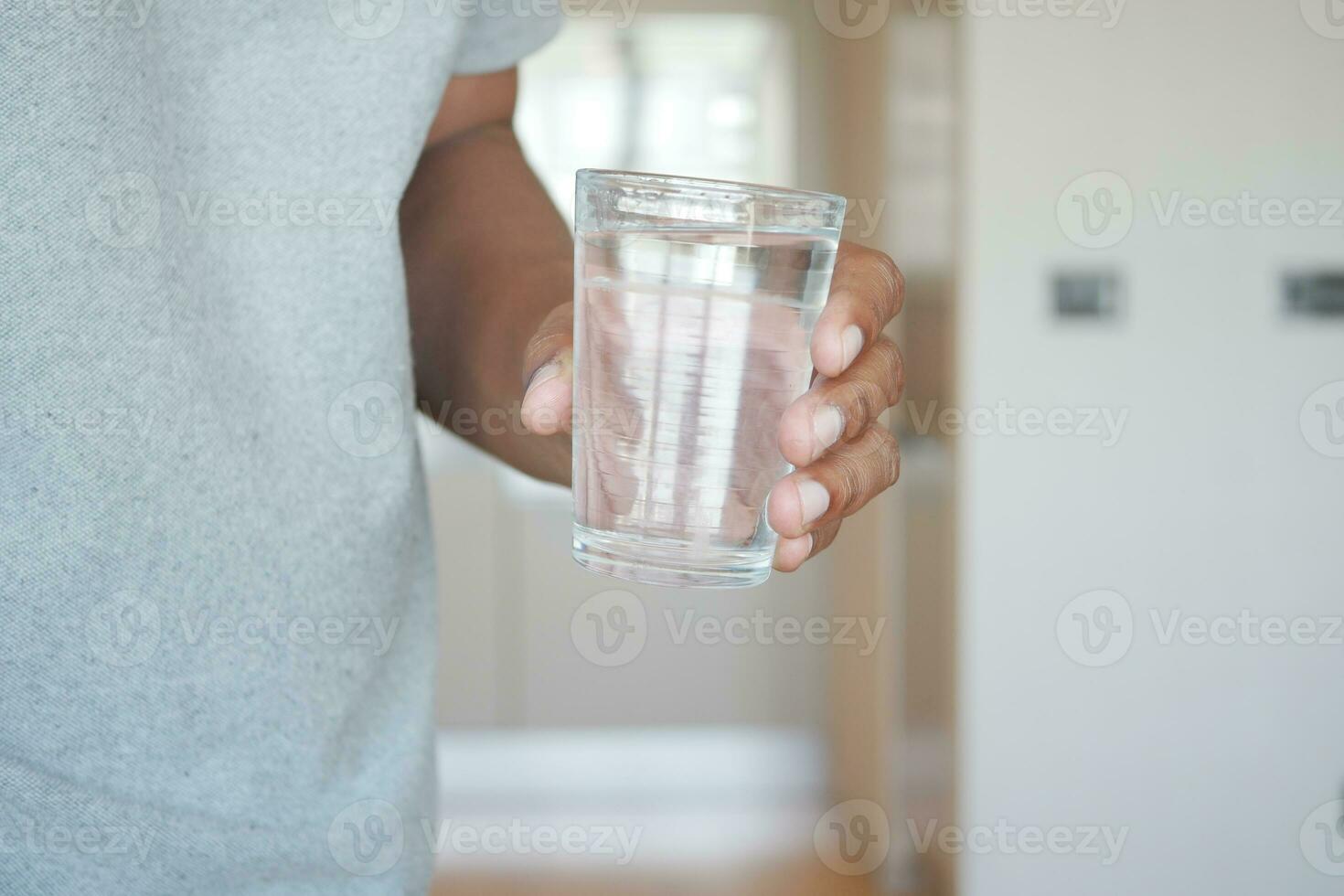 sosteniendo un vaso de agua sucia foto