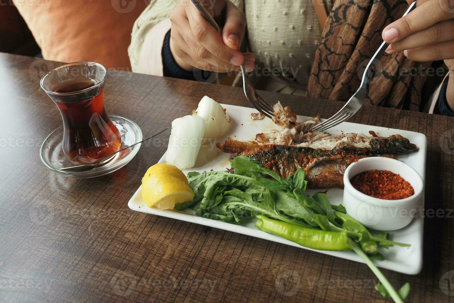 comiendo frito pescado filete con verduras, foto