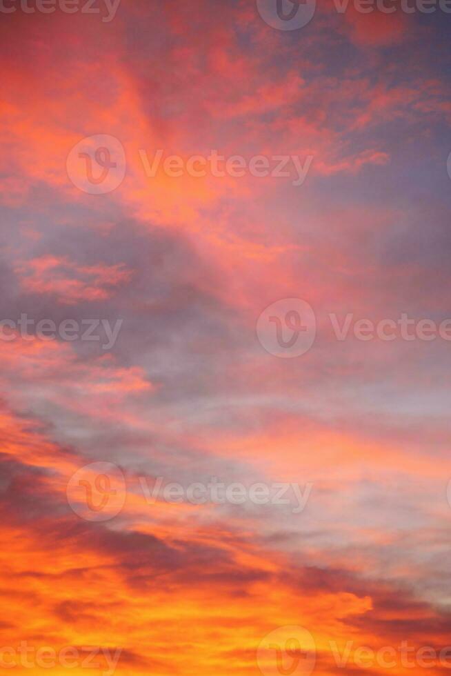 ardiente cielo a puesta de sol. rojo cielo resumen antecedentes. foto