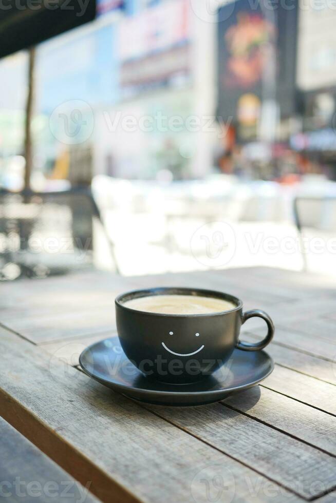 negro café taza con sonrisa forma diseño en eso foto