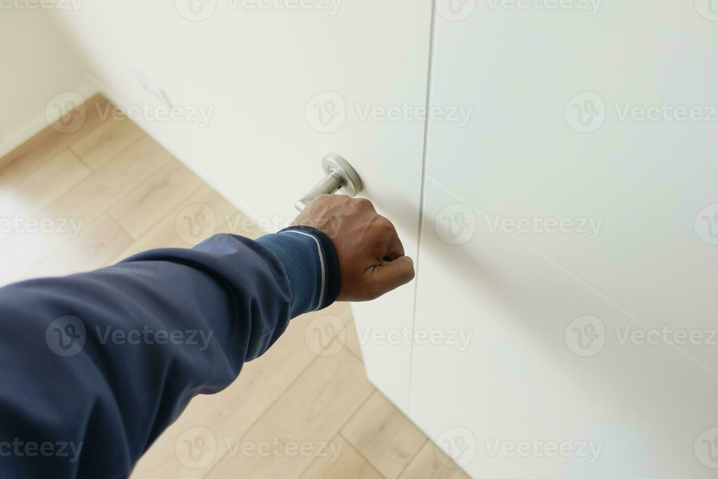 la mano del hombre abriendo la puerta de cerca foto