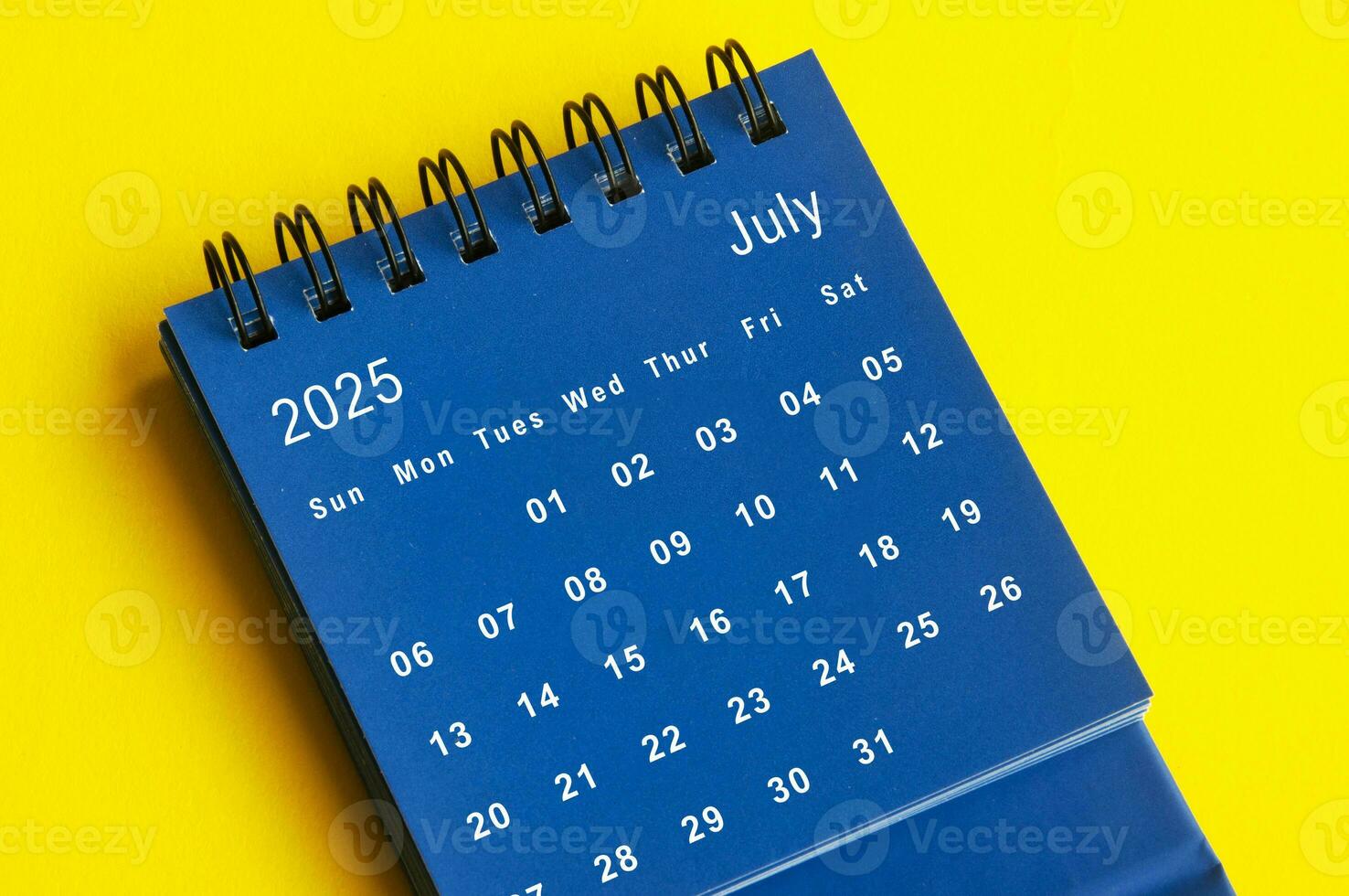 julio 2023 azul escritorio calendario en amarillo cubrir antecedentes. foto